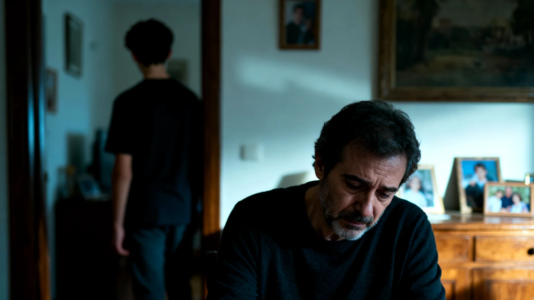 Papà che prova sensi di colpa nei confronti del figlio adolescente per non essere abbastanza presente o per scelte educative passate"